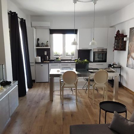 Minimal Apartment By The Beach Corinth エクステリア 写真