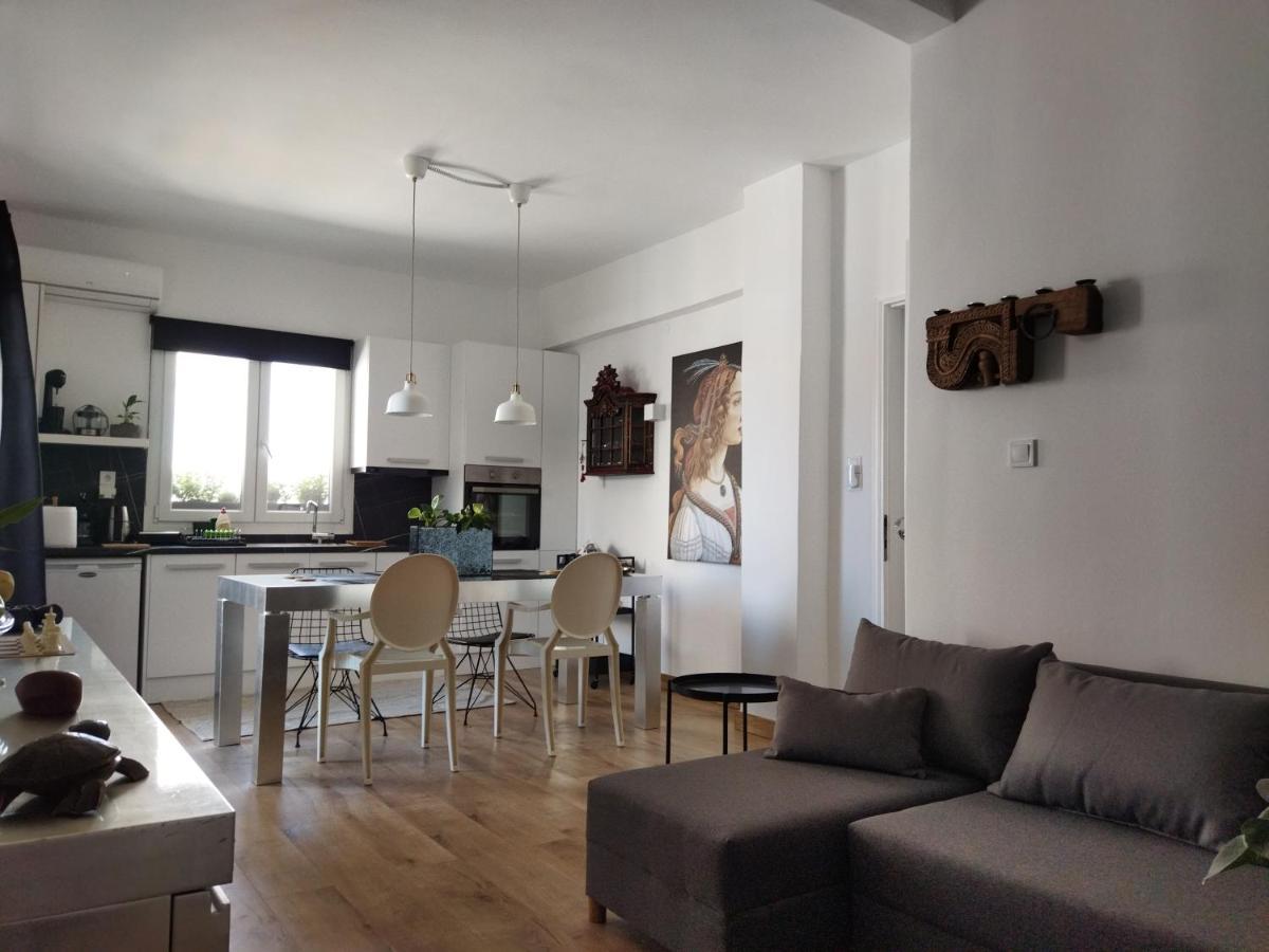 Minimal Apartment By The Beach Corinth エクステリア 写真
