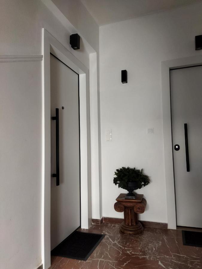 Minimal Apartment By The Beach Corinth エクステリア 写真