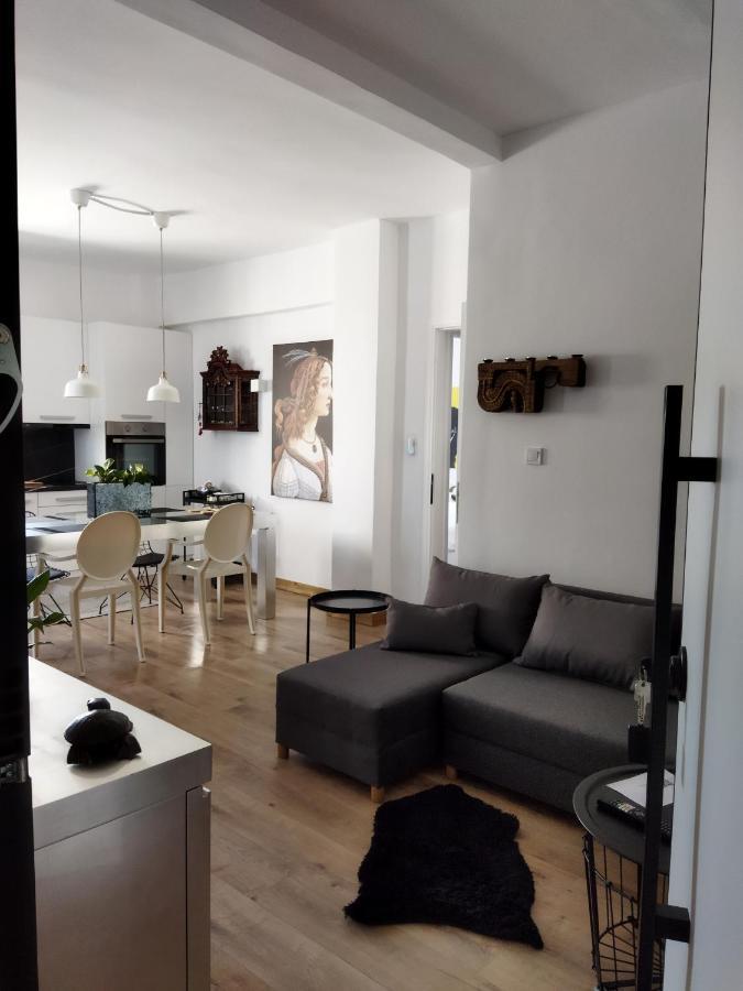 Minimal Apartment By The Beach Corinth エクステリア 写真